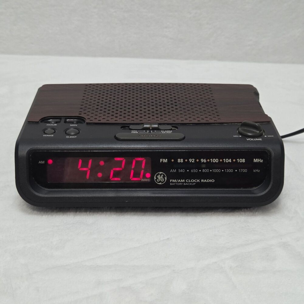 Vintage GE 7-4613D AM FM Clock Radio Alarm Woodgrain Tested Working